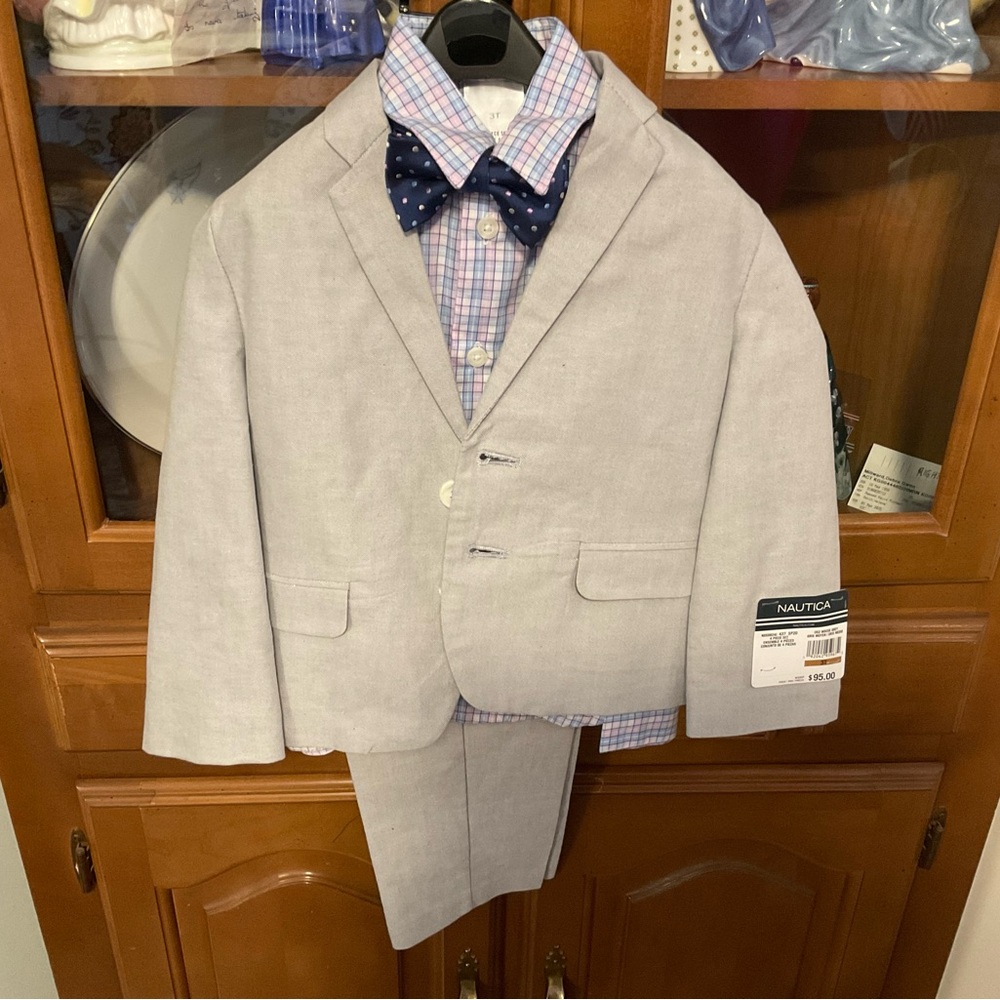 Nautica Light Gray Suit Set with Plaid Shirt